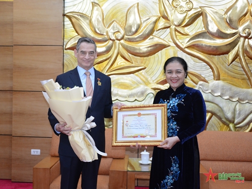 VUFO trao kỷ niệm chương “Vì hòa bình, hữu nghị giữa các dân tộc” tặng Đại sứ Chile tại Việt Nam